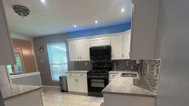 Private kitchen - South County ranch house walking distance to Grant Trail (St. Louis)