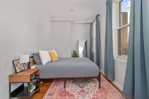 1 bedroom, iron/ironing board, free WiFi, bed sheets - Prime OTR off Vine+Lux Full Bed+Near FREE Light Rail+Fast WiFi+50in TV+ Sleeps 3 (Cincinnati)