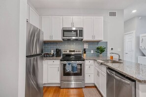 Fridge, microwave, oven, stovetop - Prime OTR off Vine+Lux Full Bed+Near FREE Light Rail+Fast WiFi+50in TV+ Sleeps 3 (Cincinnati)