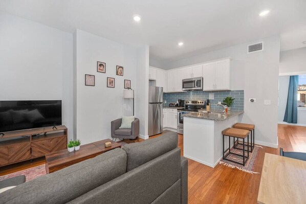 TV - Prime OTR off Vine+Lux Full Bed+Near FREE Light Rail+Fast WiFi+50in TV+ Sleeps 3 (Cincinnati)