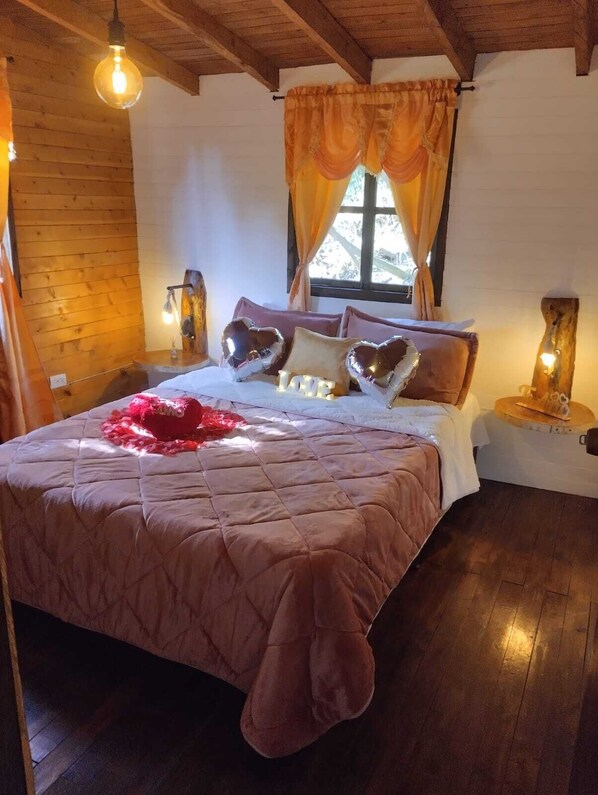 2 bedrooms, desk, free WiFi, bed sheets