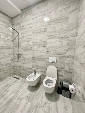 Dusche, Haartrockner, Bidet, Handtücher
