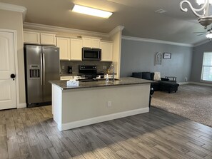 雪櫃、微波爐、焗爐、爐具