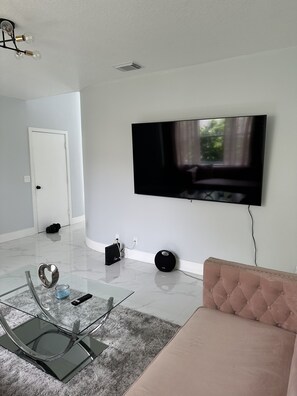 Living area - Enjoy this luxury 3bedroom 2 1/2 bathroom (Coral Springs)