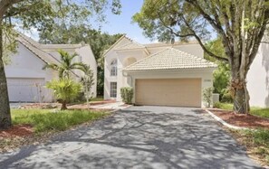 Exterior - Enjoy this luxury 3bedroom 2 1/2 bathroom (Coral Springs)
