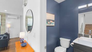 Classic Apartment | Bathroom | Shower, towels