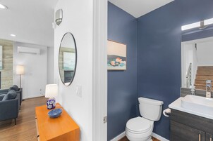 Classic Apartment | Bathroom | Shower, towels