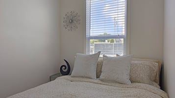 4 bedrooms, desk, free WiFi, bed sheets