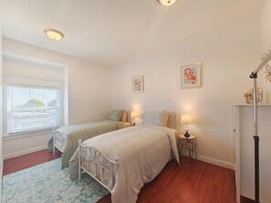 A bedroom with two beds, a window with blinds, and a small table with a lamp. - 9 - Peaceful & Spacious 4B2B Upper Unit near FW (Daly City)