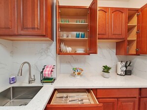 Fridge, microwave, coffee/tea maker, electric kettle - 9 - Peaceful & Spacious 4B2B Upper Unit near FW (Daly City)