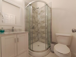 Hair dryer, towels, soap, toilet paper - 9 - Peaceful & Spacious 4B2B Upper Unit near FW (Daly City)