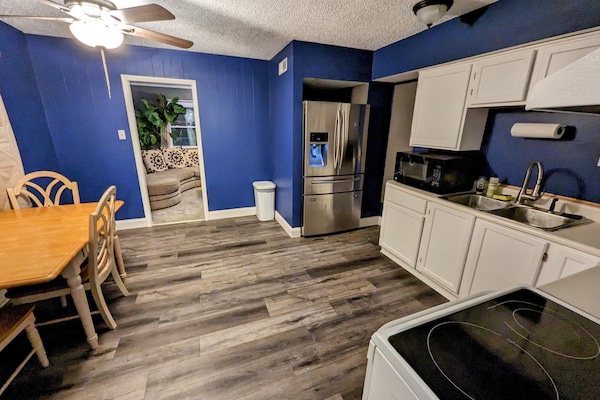 Een koelkast, een microgolfoven, een oven, een kookplaat