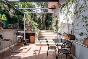 Outdoor dining - GuestHost - Zurria Elegant Apartment with Exclusive Garden (Catania)