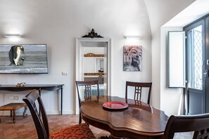 Dining - GuestHost - Zurria Elegant Apartment with Exclusive Garden (Catania)