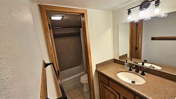 Dusj, hårføner og håndklær