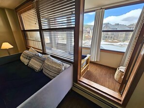 1 bedroom, desk, WiFi, bed sheets