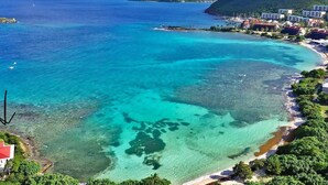 Une station balnéaire dotée d’eaux turquoise et limpides, d’une plage de sable fin et d’une végétation luxuriante.