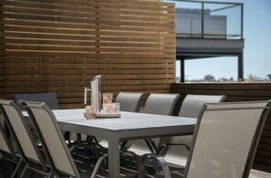 Outdoor dining - Salty Ocean View Escape - Torquay (Surf Coast)