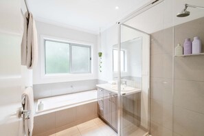 Hair dryer, towels - Torquay Beach Holiday Homebase (Surf Coast)