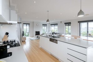 Fridge, microwave, oven, stovetop - Torquay Beach Holiday Homebase (Surf Coast)