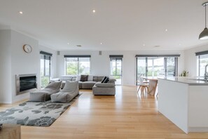 Smart-TV, Kamin, Bücher
