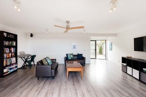 Télévision, livres, espaces bureaux