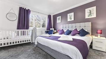 5 bedrooms, iron/ironing board, WiFi, bed sheets