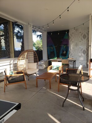 Outdoor dining - Suite B - 3 minutes walk to Center of Folly Beach, across from beach -1 Room (Folly Beach)