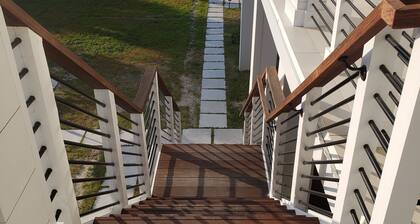 Suite B - 3 minutes walk to Center of Folly Beach, across from beach -1 Room