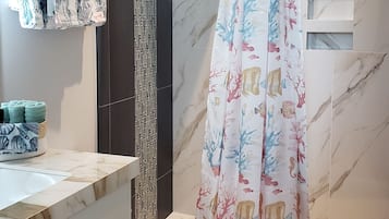 Douche, sèche-cheveux, serviettes fournies, savon