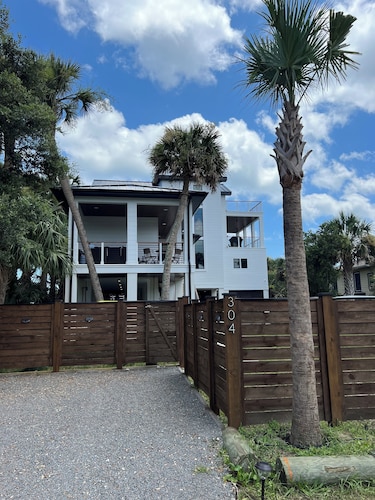 Suite B - 3 minutes walk to Center of Folly Beach, across from beach -1 Room