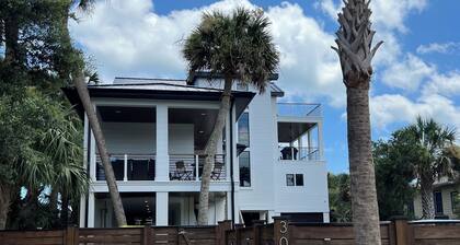 Suite B - 3 minutes walk to Center of Folly Beach, across from beach -1 Room