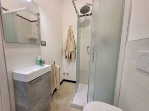 Comfort Townhome, 1 Queen Bed, Ensuite | Bathroom | Shower, rainfall showerhead, hair dryer, bidet - DayDreaming (Bologna)