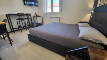 Residenza Comfort, 1 letto queen, bagno in camera, piano elevato | 1 camera, minibar, una scrivania, postazione laptop