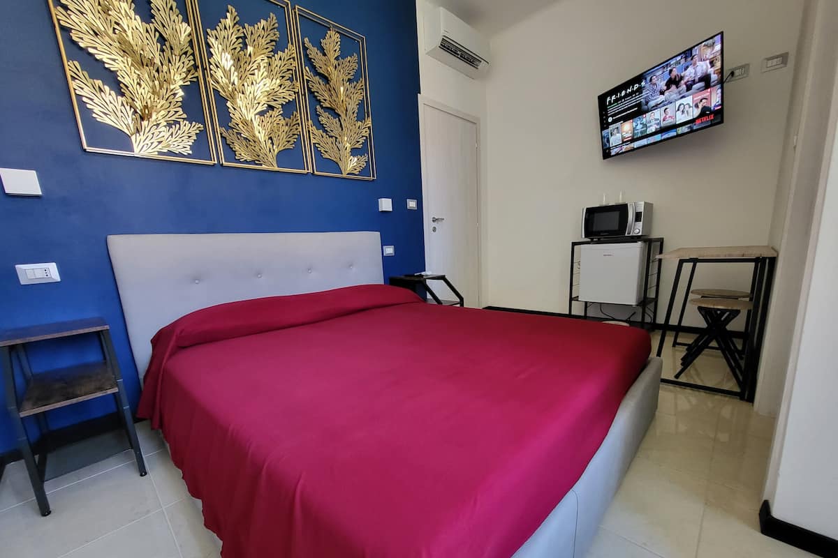 Townhome Comfort - 1 queensize-säng - eget badrum | 1 sovrum, minibar, skrivbord och arbetsyta för laptop