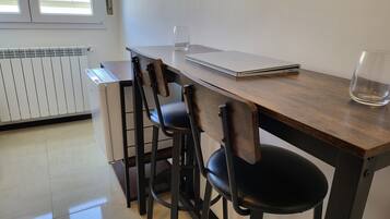 Casa de ciudad confort, 1 cama Queen size, baño privado | 1 habitación, minibar, escritorio y espacio para trabajar con laptop