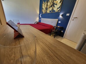Comfort-byhus - 1 queensize-seng - eget badeværelse | 1 soveværelse, minibar, skrivebord, arbejdsområde til bærbare computere