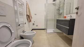 Nhà liên kế tiện nghi đơn giản, 1 giường cỡ queen, có phòng tắm riêng, cao tầng | Phòng tắm | Buồng tắm vòi sen, vòi sen phun mưa, máy sấy tóc, chậu vệ sinh/vòi rửa