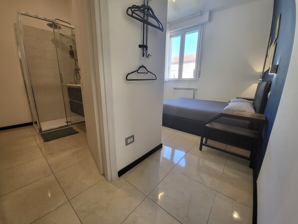 Casa de ciudad confort, 1 cama Queen size, baño en la habitación, torre | 1 habitación, minibar, escritorio y espacio para trabajar con laptop 