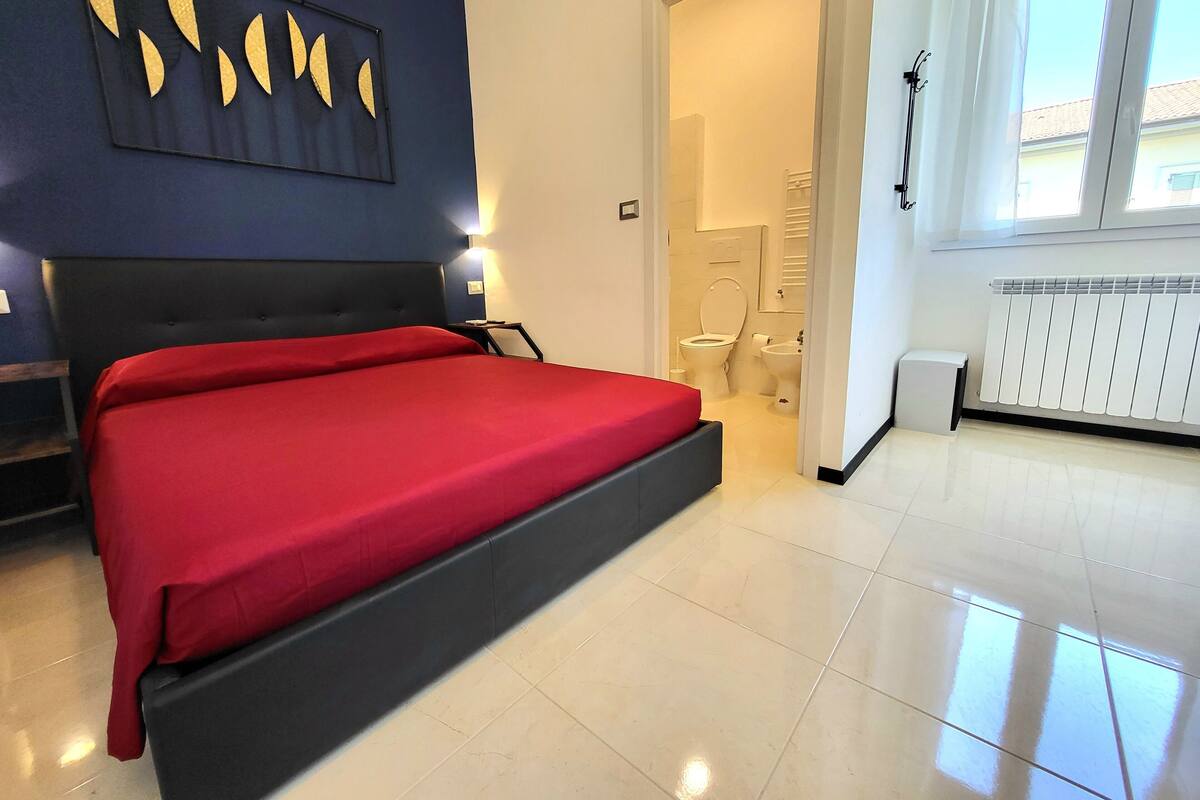 Comfort Townhome, 1 Queen Bed, Private Bathroom | 1 bedroom, minibar, desk, laptop workspace