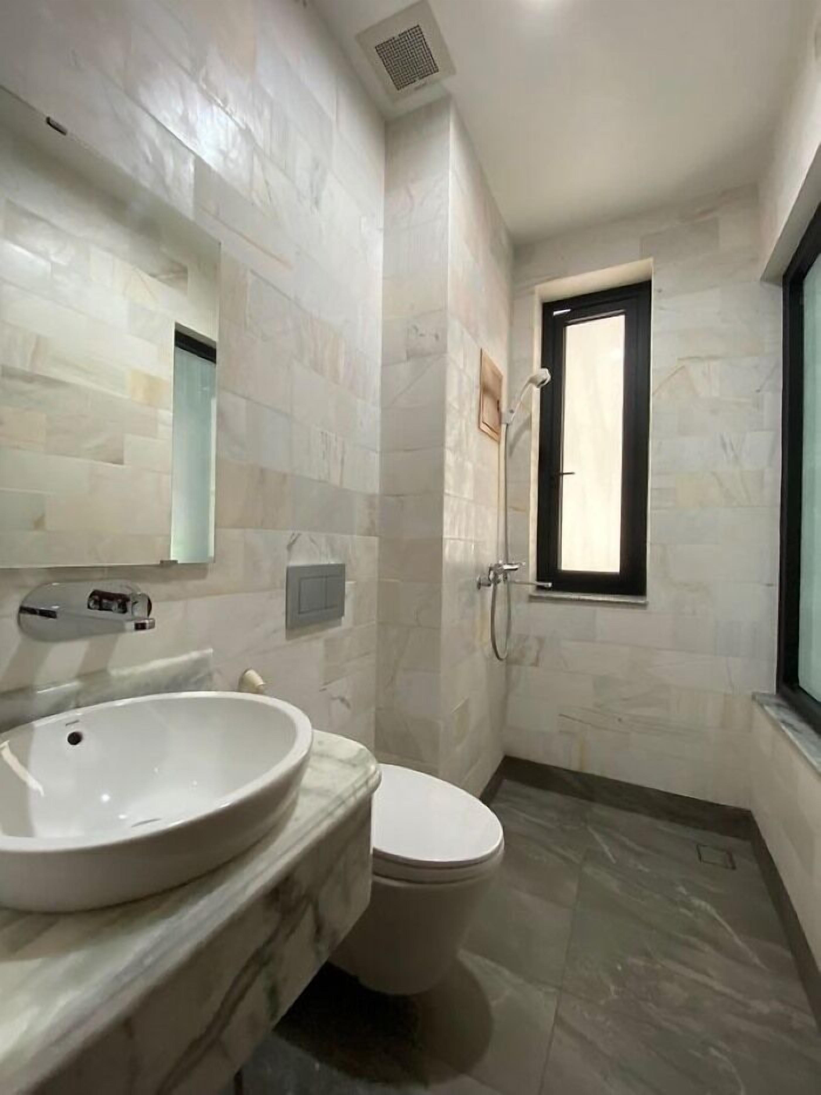 Phòng đôi Deluxe | Phòng tắm | Buồng tắm vòi sen, đồ dùng nhà tắm miễn phí, dép đi trong nhà 