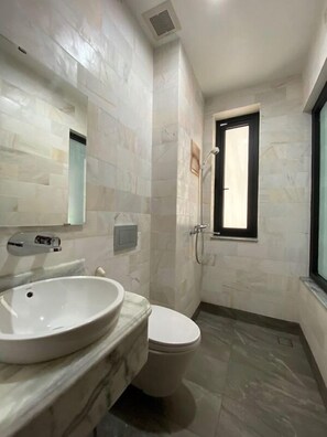 Deluxe Double Room | Bathroom | Shower, free toiletries, slippers, towels - Rubie Hotel (Ho Chi Minh City)