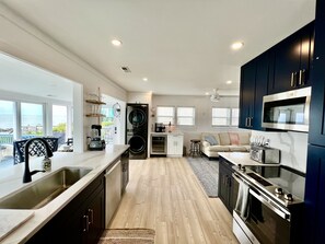 Refrigerador, microondas, horno, placa de cocina