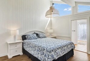 2 bedrooms, WiFi, bed sheets - Beach House with 180 Degree Water Views with Breathtaking Sunsets (Quogue)