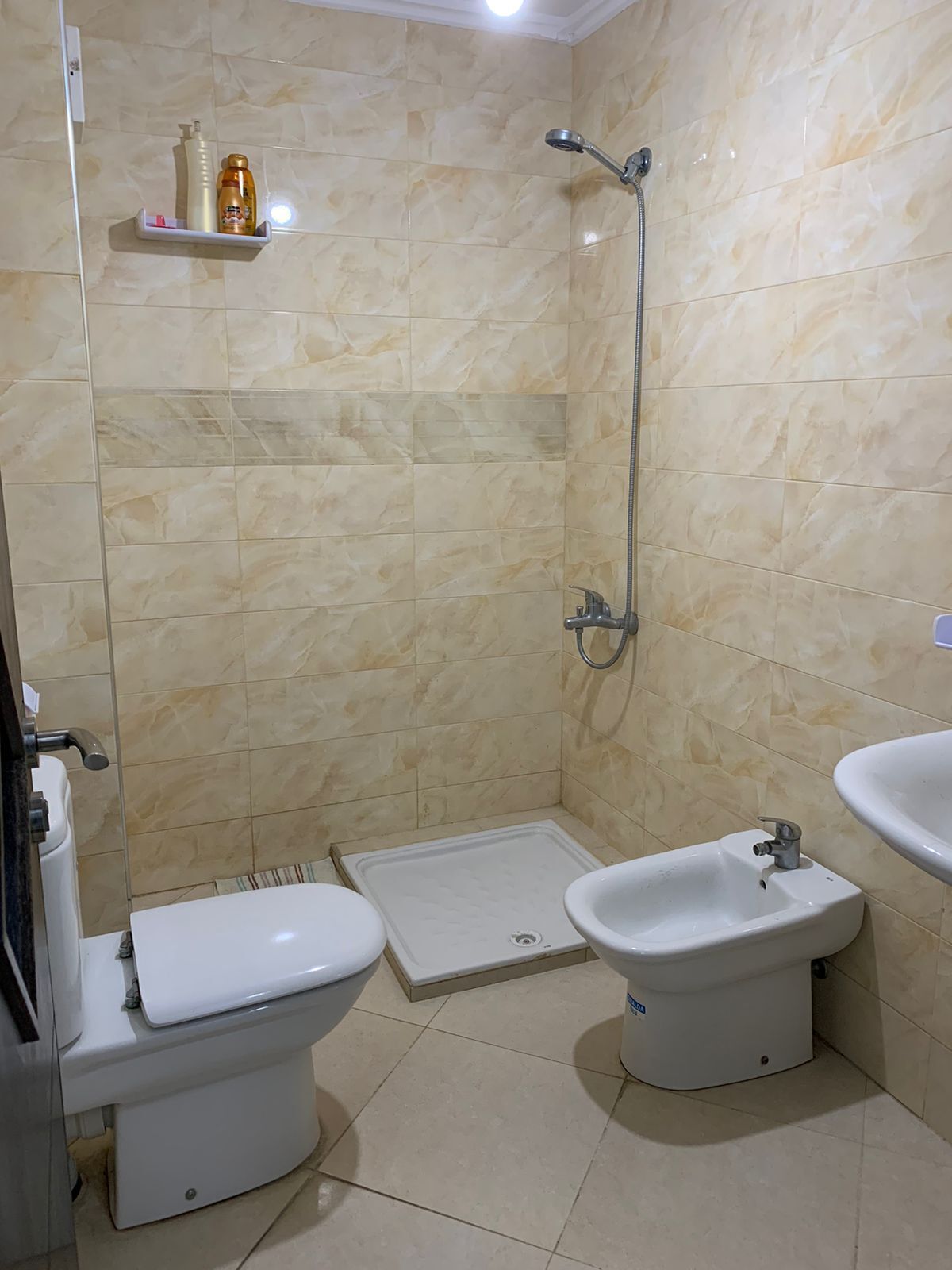 Sèche-cheveux, bidet, serviettes fournies, savon