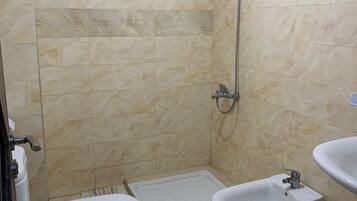 SĂšche-cheveux, bidet, serviettes fournies, savon