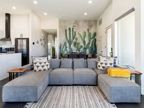 Smart TV, fireplace, stereo - NEW-Jacuzzi Heat Included-Skye Ranch (Desert Hot Springs)