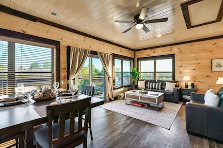 TV, fireplace, video games, offices. Lux Treehouse Cabin, Hot Tub, Sauna, Arcade,