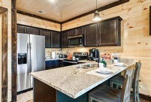 Fridge, microwave, oven, stovetop - *Lux Treehouse Cabin* Hot Tub|Arcade|Pet Friendly (Sevierville)