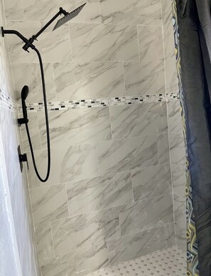 Shower, hair dryer, towels, soap - Relaxing Home Near Universal (Orlando)